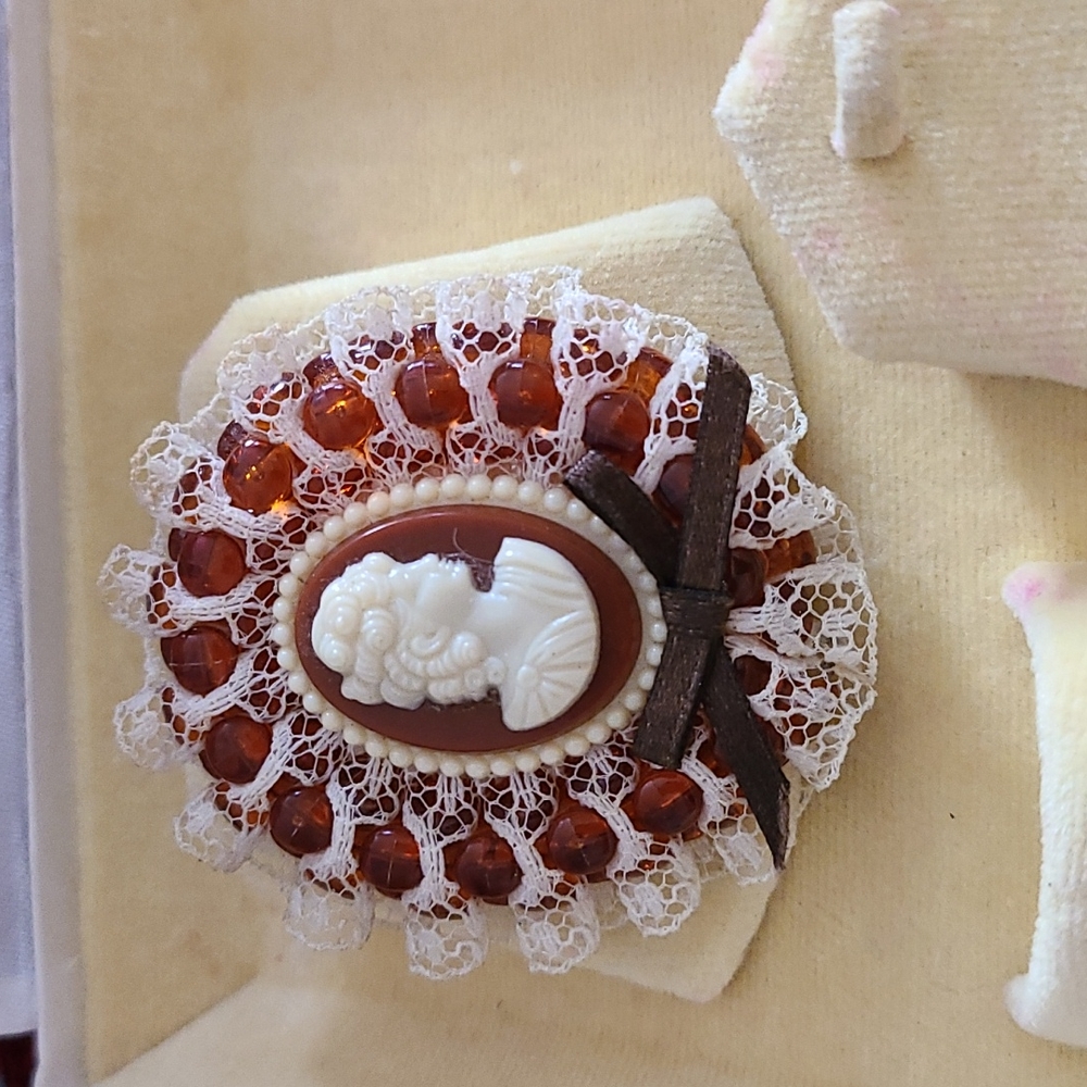 Lady face cameo lace pin